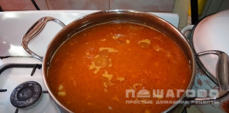 Фото приготовления рецепта: Рисовый суп с картофелем, помидором и чесноком - шаг 8