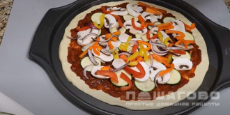 Фото приготовления рецепта: Постная пицца на сковороде - шаг 11