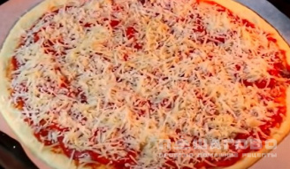 Фото приготовления рецепта: Тонкая итальянская пицца с салями - шаг 7