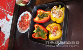 Фото приготовления рецепта: Яичница в перце с помидорами - шаг 3