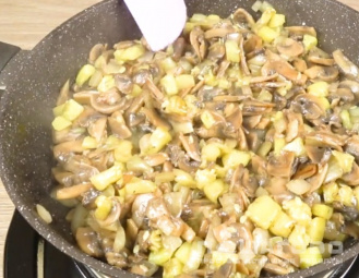 Фото приготовления рецепта: Кабачок, фаршированный грибами - шаг 2