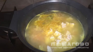 Фото приготовления рецепта: Сырный суп в горшочках в духовке - шаг 6