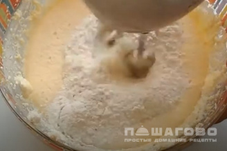 Фото приготовления рецепта: Бисквитный кекс с сухофруктами - шаг 3