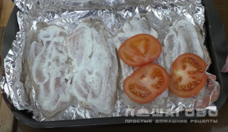 Фото приготовления рецепта: Рыба, запеченная с помидорами и сыром - шаг 4