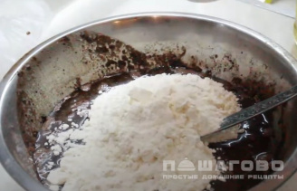 Фото приготовления рецепта: Домашнее нарезное шоколадное пирожное - шаг 4