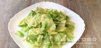 Фото приготовления рецепта: Салат «Цезарь» с курицей, овощами и сыром - шаг 4