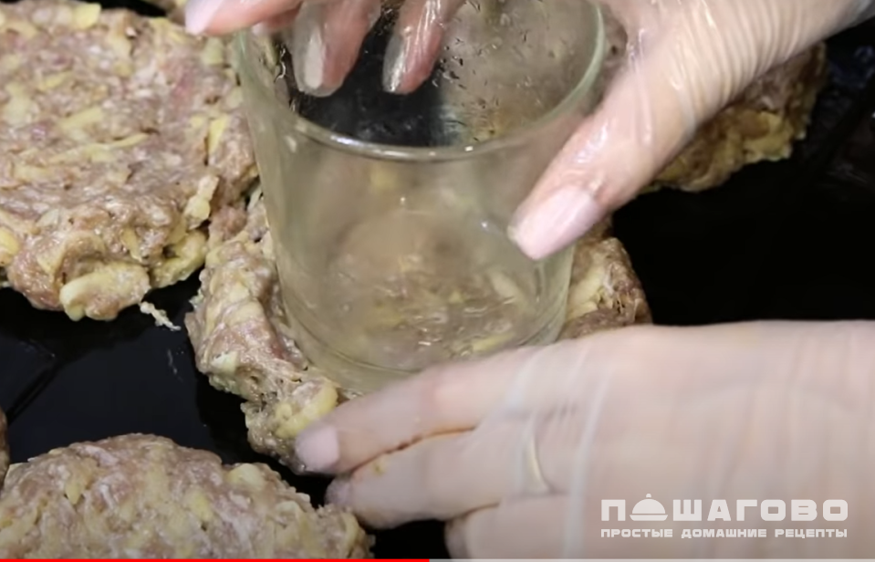Фото приготовления рецепта: Ватрушка мясная - шаг 6