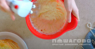 Фото приготовления рецепта: Торт «Наполеон» со сгущенным молоком - шаг 7
