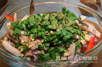 Фото приготовления рецепта: Салат с фасолью и мясом - шаг 4