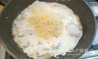 Фото приготовления рецепта: Куриное филе в сырном соусе - шаг 3