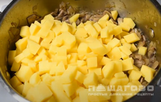 Фото приготовления рецепта: Суп-пюре с шампиньонами и картофелем - шаг 3
