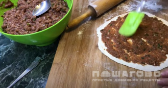 Фото приготовления рецепта: Армянская пицца (Ламаджо) - шаг 7