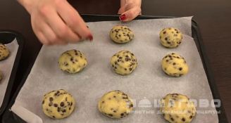 Фото приготовления рецепта: Американское печенье с шоколадной крошкой - шаг 12