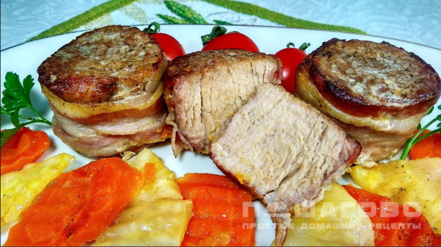 Свиные медальоны в беконе с овощами