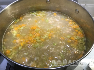 Фото приготовления рецепта: Рыбный суп из красной рыбы - шаг 3