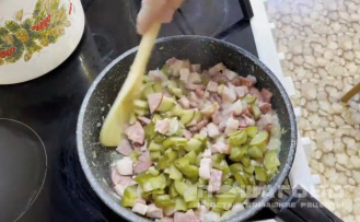 Фото приготовления рецепта: Сборная солянка из куриной грудки с колбасой - шаг 3