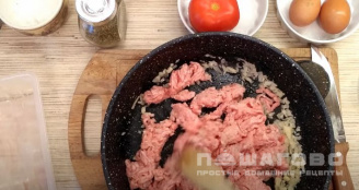 Фото приготовления рецепта: Запеканка из кабачков с фаршем и сметаной - шаг 2