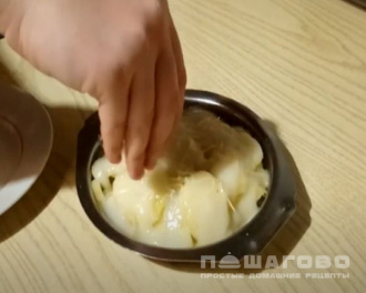 Фото приготовления рецепта: Рыба по-русски с картофелем в духовке - шаг 4