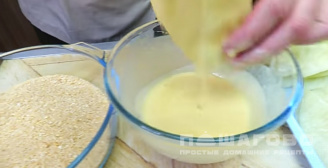 Фото приготовления рецепта: Шницель из капусты со сметаной - шаг 7