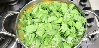 Фото приготовления рецепта: Зеленый борщ с щавелем и яйцом - шаг 11