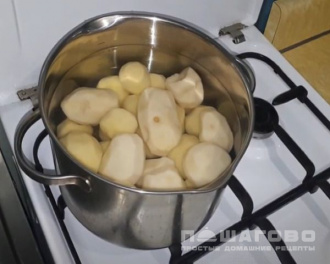 Фото приготовления рецепта: Картофельная запеканка с рыбным фаршем в духовке - шаг 2