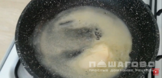 Фото приготовления рецепта: Яичница со сметаной - шаг 1