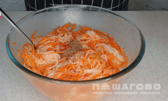 Фото приготовления рецепта: Салат с фунчозой и корейской морковью - шаг 4
