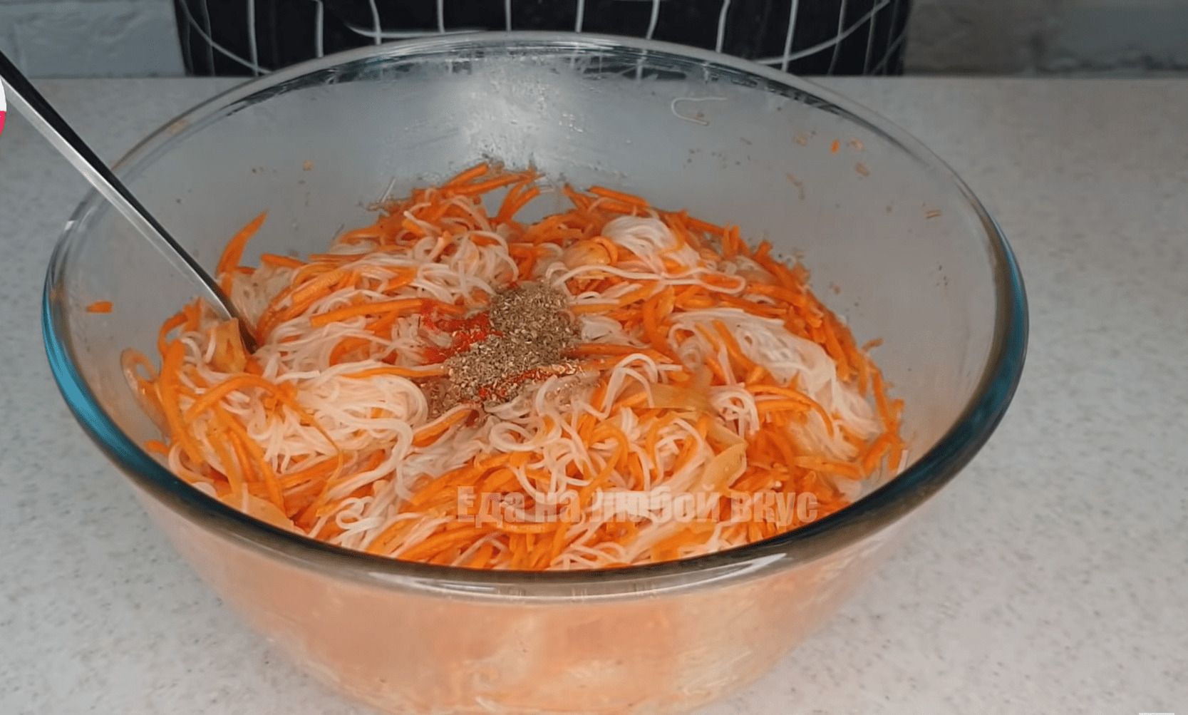 Фото приготовления рецепта: Салат с фунчозой и корейской морковью - шаг 4