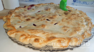 Фото приготовления рецепта: Сладкий осетинский пирог с вишней - шаг 4