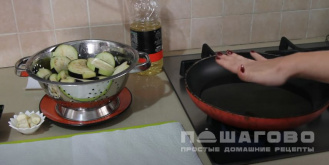 Фото приготовления рецепта: Жареные баклажаны с чесноком - шаг 4