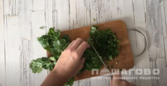Фото приготовления рецепта: Чебуреки с творогом и зеленью - шаг 3