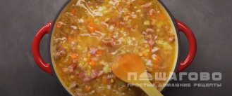 Фото приготовления рецепта: Гороховый суп с копчеными ребрышками - шаг 6