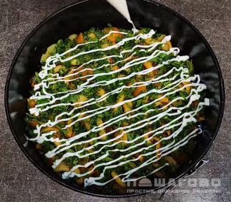 Фото приготовления рецепта: Белорусский слоеный салат с опятами и картофелем - шаг 4