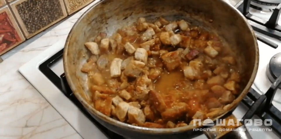 Фото приготовления рецепта: Мясо с подливкой из свинины - шаг 3
