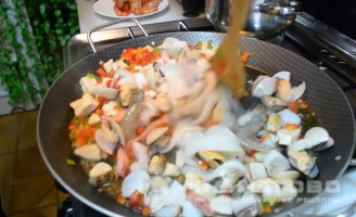Фото приготовления рецепта: Паэлья с моллюском - шаг 8