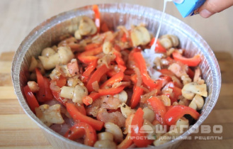 Фото приготовления рецепта: Свинина, запеченая с грибами и помидорами - шаг 9