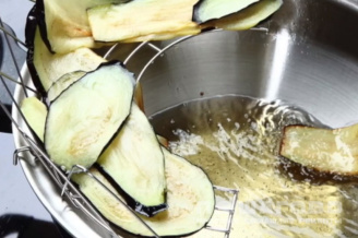 Фото приготовления рецепта: Рулетики из баклажанов с зеленью и сырным кремом - шаг 2