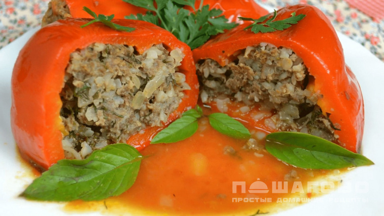 Как приготовить вегетарианские фаршированные перцы с гречкой и сыром в томатном соусе: