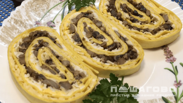 Рулет из лаваша с яйцом и грибами