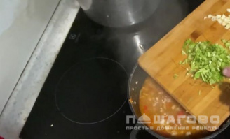 Фото приготовления рецепта: Подлива из куриного фарша к макаронам - шаг 7