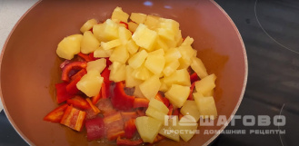 Фото приготовления рецепта: Курица в кисло-сладком соусе со сладким перцем и ананасами - шаг 6