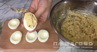 Фото приготовления рецепта: Фаршированные яйца с печенью трески - шаг 4