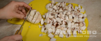 Фото приготовления рецепта: Жюльен с курицей, грибами и сметаной - шаг 3