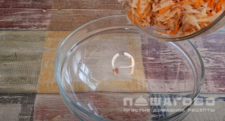 Фото приготовления рецепта: Салат из топинамбура с морковью и яблоком - шаг 4