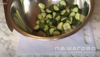 Фото приготовления рецепта: Классический греческий салат (Horiatiki) - шаг 3