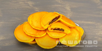 Фото приготовления рецепта: Лимонные панкейки на кефире с шоколадной начинкой - шаг 13