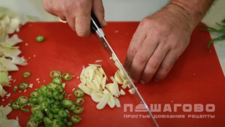 Фото приготовления рецепта: Острая капуста со свеклой быстрого приготовления - шаг 4