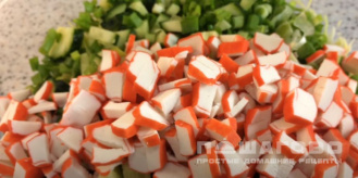 Фото приготовления рецепта: Салат с капустой, крабовыми палочками и кукурузой - шаг 4