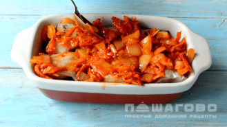 Фото приготовления рецепта: Минтай с морковью и луком в духовке - шаг 2