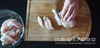 Фото приготовления рецепта: Куриные наггетсы в панировке из чипсов - шаг 1